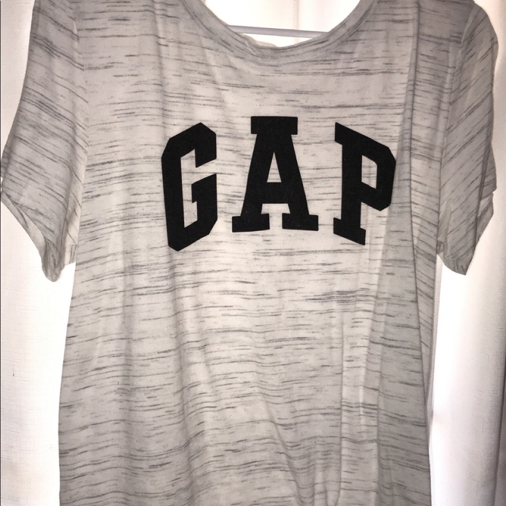gap short sleeve tee. very cute .